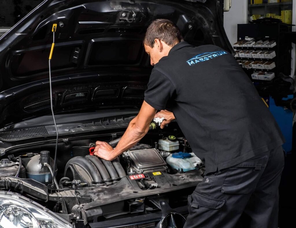 Profesional de Maestrum trabajando en el motor de un coche en Las Tablas