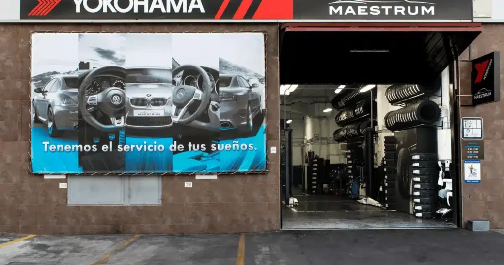 Entrada del taller Maestrum en Las Tablas, sede de atención para Arroyo del Fresno